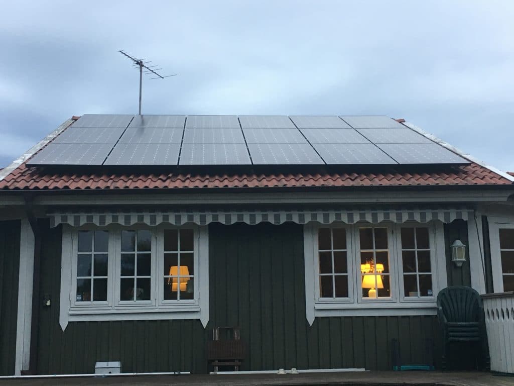 Solpaneler på villa i Åsa