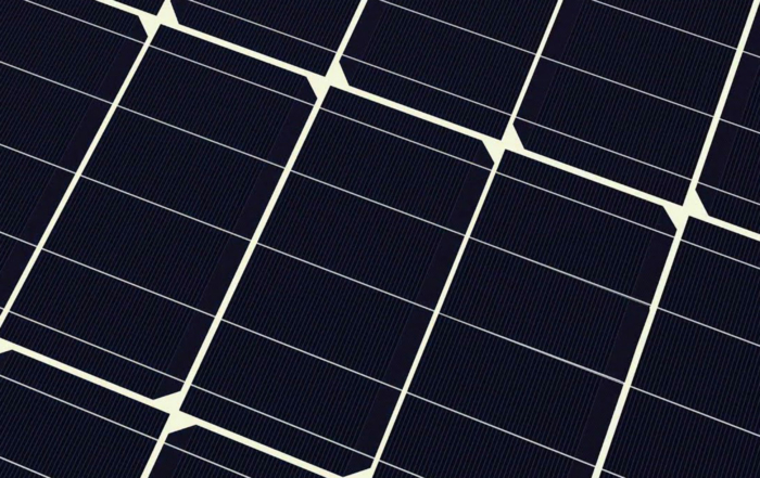 Närbild som visar del av en solcellspanel baserad på half cell-teknik