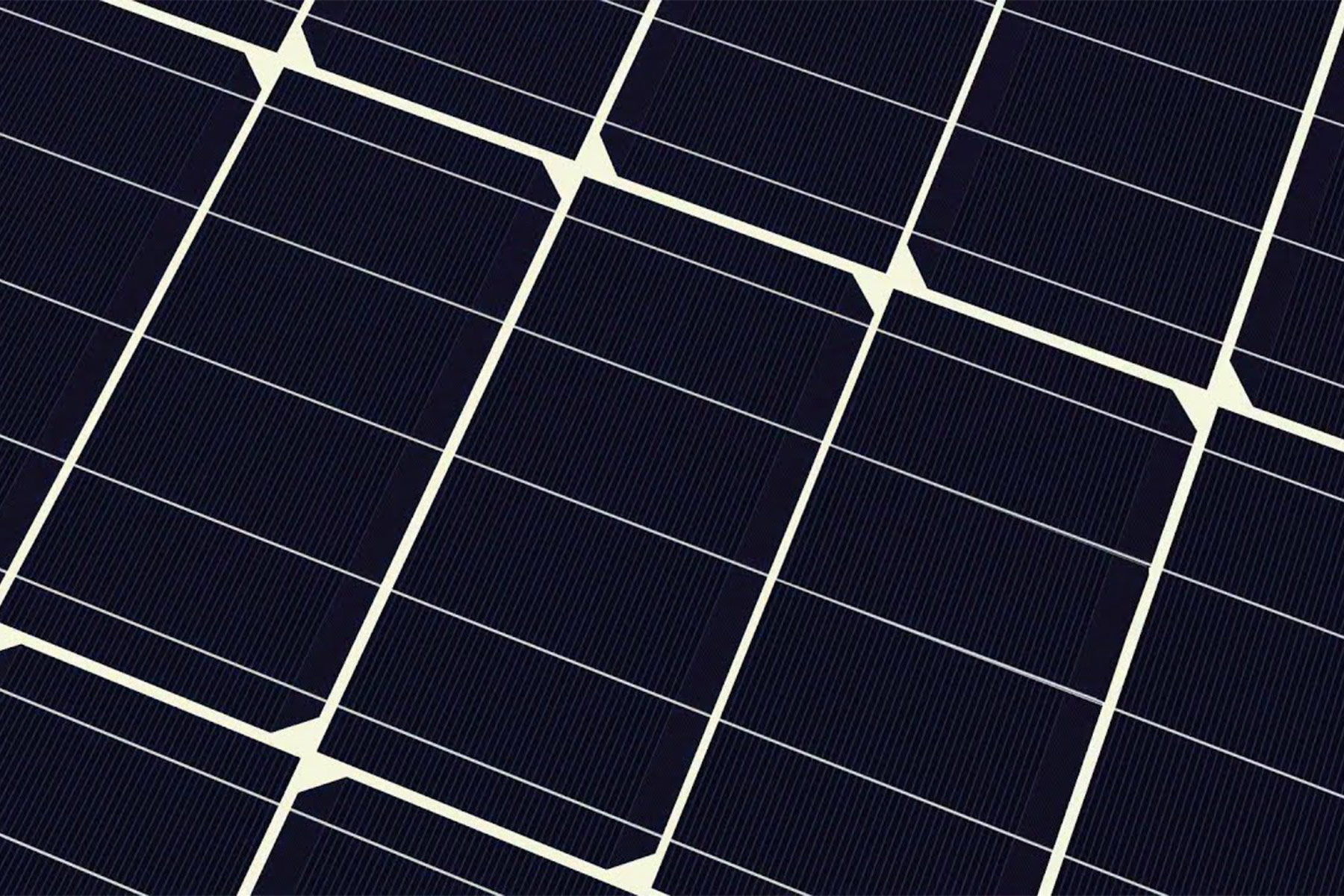 Närbild som visar del av en solcellspanel baserad på half cell-teknik