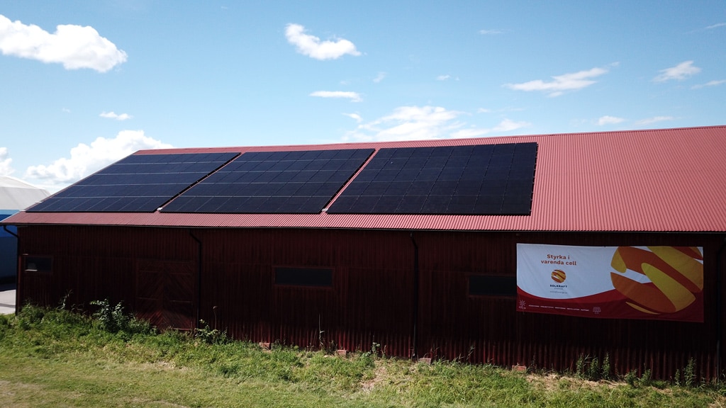 Solceller på en kommersiell fastighet i Hallsberg, Örebro län.