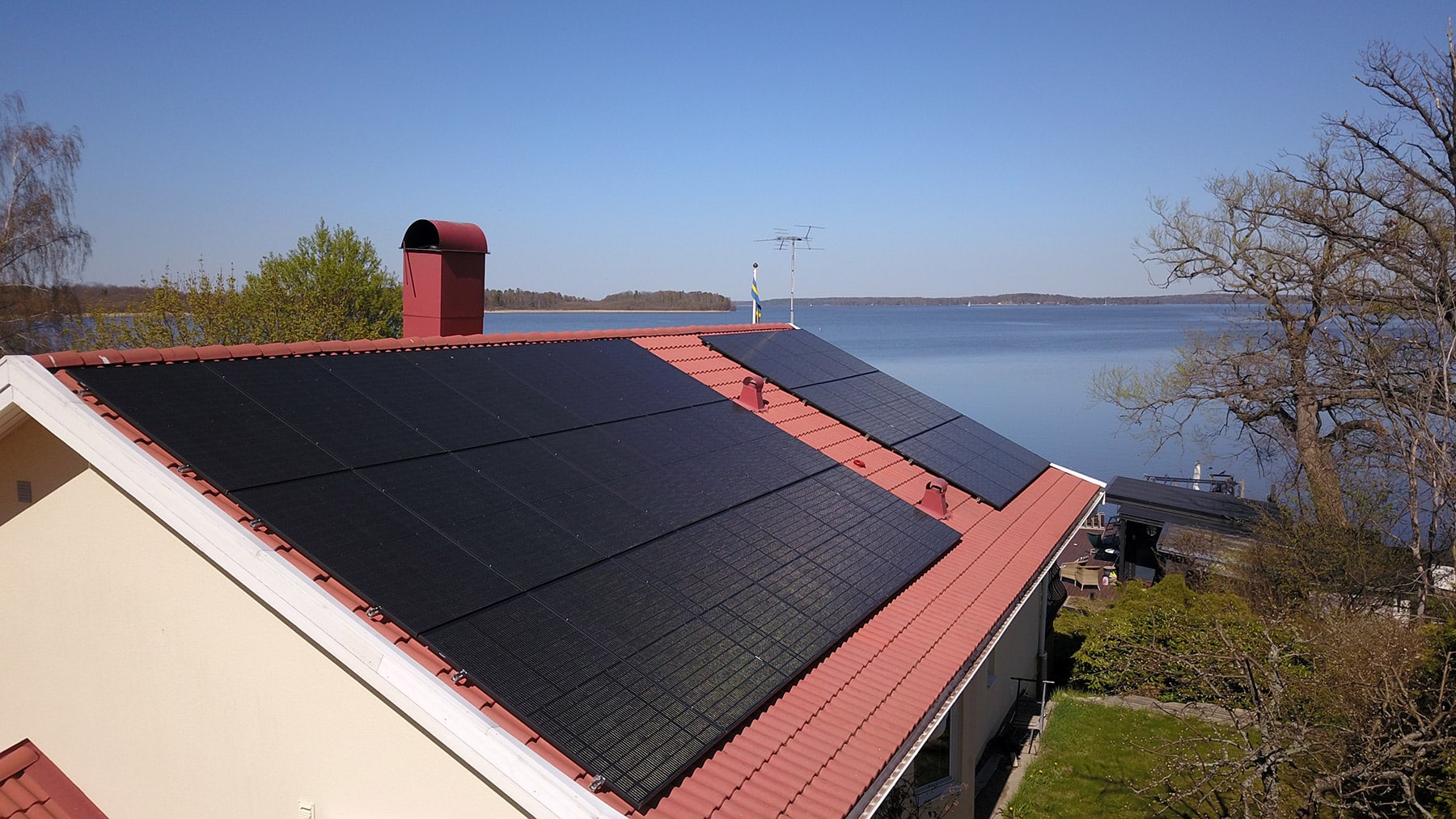 Villa med solceller från Solkraft Sverige.